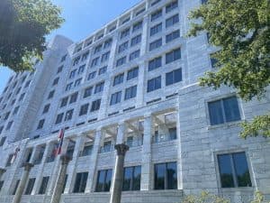 Federal Reserve-byggnaden i Atlanta en solig dag.