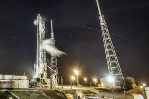 Falcon 9-raket som förbereds för uppskjutning på natten.