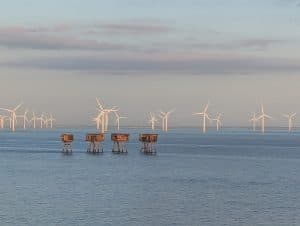 Havsbaserade vindkraftverk i havet med klar himmel.