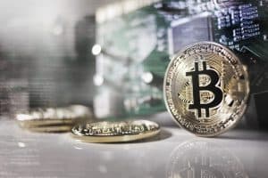 Flera Bitcoin-mynt framför ett suddigt kretskort.