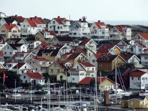 Hus och hamn i Fjällbacka med båtar.