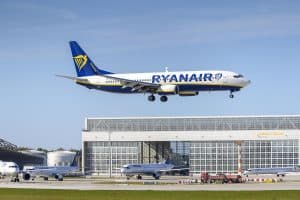 Ryanair-flygplan som landar på en flygplats.