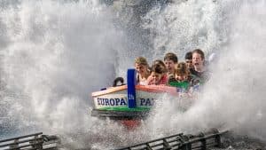 En grupp människor på en vattenattraktion med texten Europa-Park.