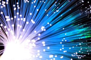 Närbild av fiberoptisk kabel med ljusstrålar.
