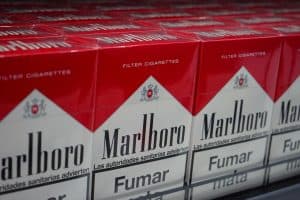 Flera Marlboro cigarettpaket staplade på varandra.