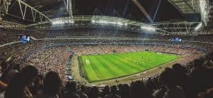 Fullsatt fotbollsarena med pågående match.