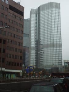 ECB-byggnaden med modern arkitektur och höga glasfönster.