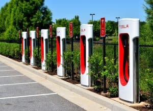 Tesla-laddstationer på rad på en parkeringsplats.