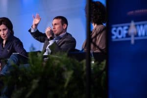 En paneldiskussion med flera talare på en konferens.