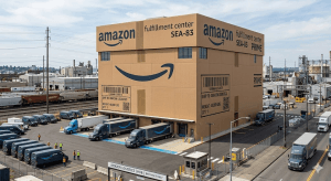 Amazons distributionscenter med lastbilar parkerade utanför.