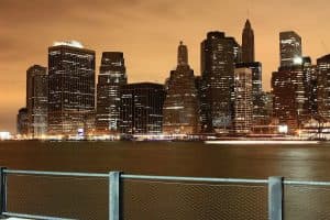 New York Citys stadssiluett på natten med upplysta byggnader.