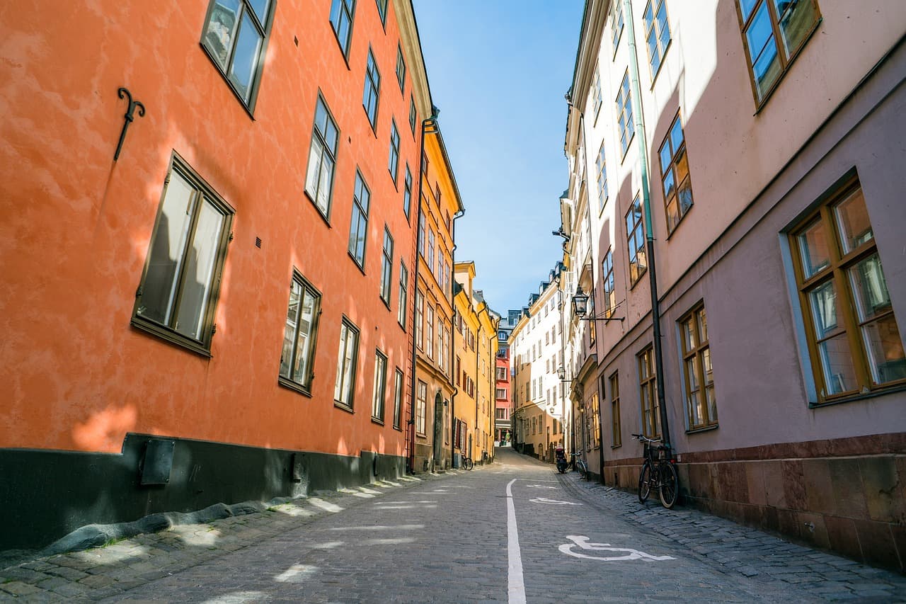 En pittoresk gata i Gamla stan, Stockholm, med färgglada byggnader.