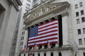 New York-börsens byggnad med amerikansk flagga.