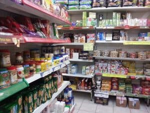 Hylla i en livsmedelsbutik med olika produkter.