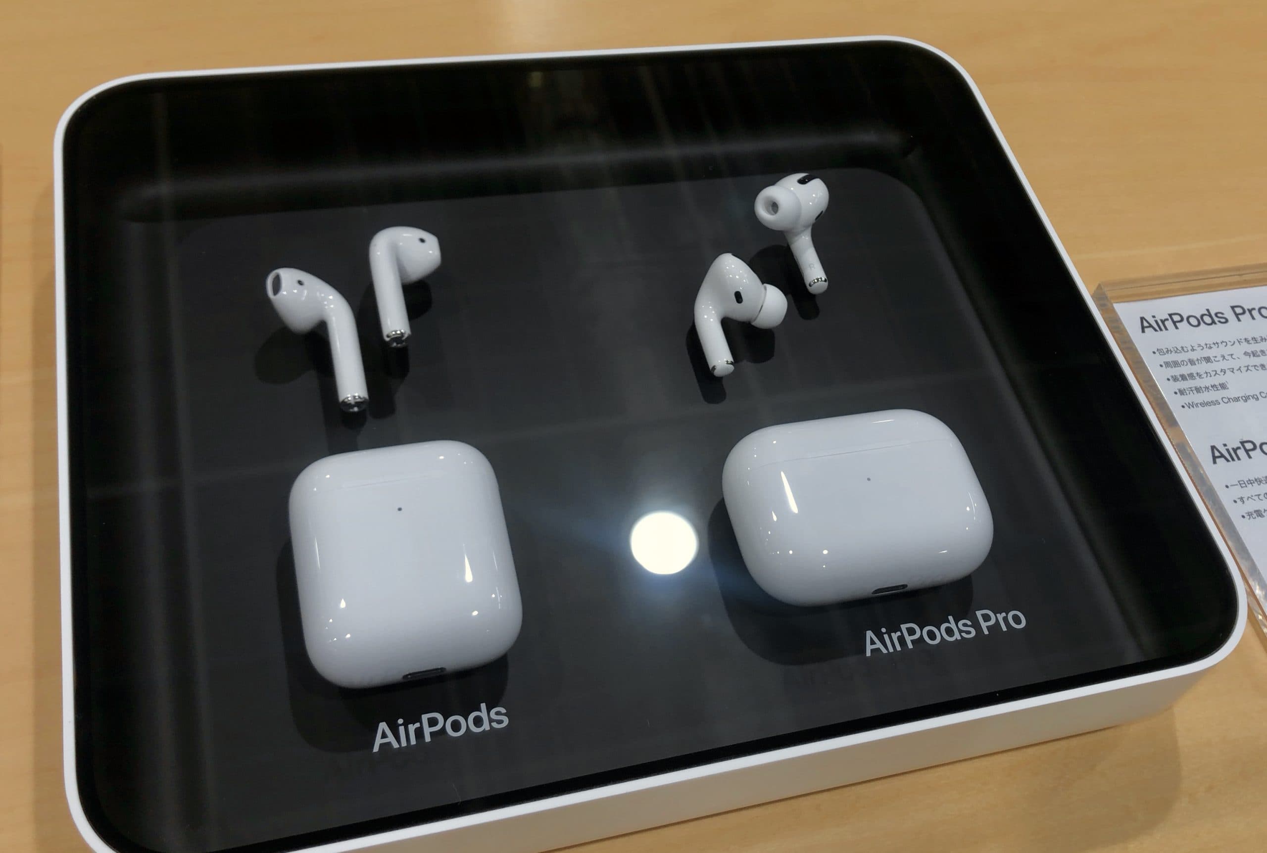 Airpods och Airpods Pro visas i en elektronikbutik.