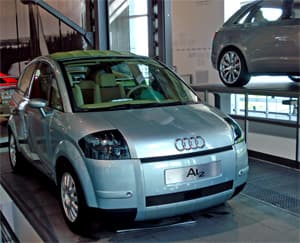 Audi A2 prototyp i en utställningshall.