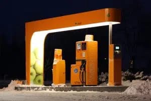 Dieselpump vid Preem-station i Avesta under natten.