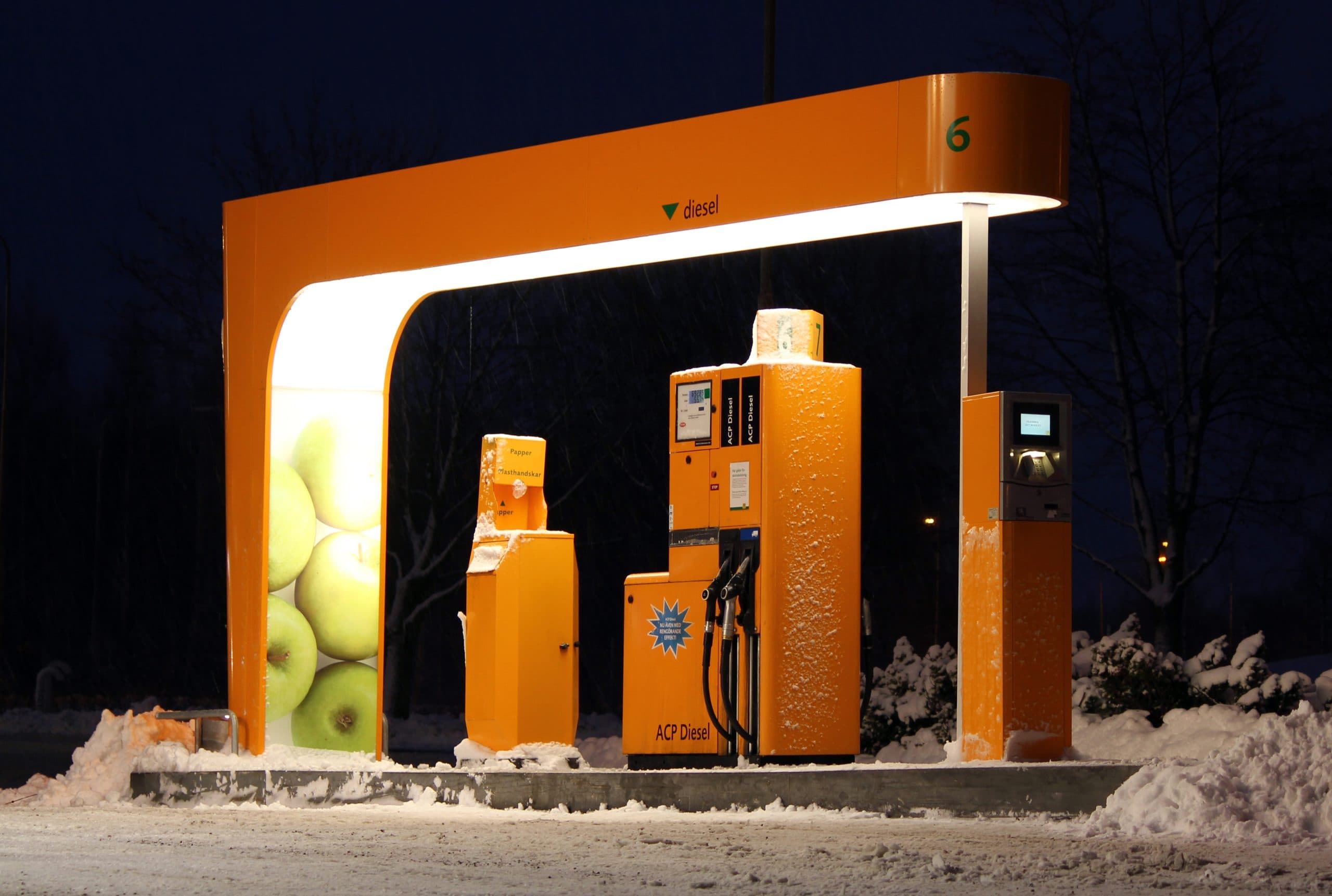 Dieselpump vid Preem-station i Avesta under natten.