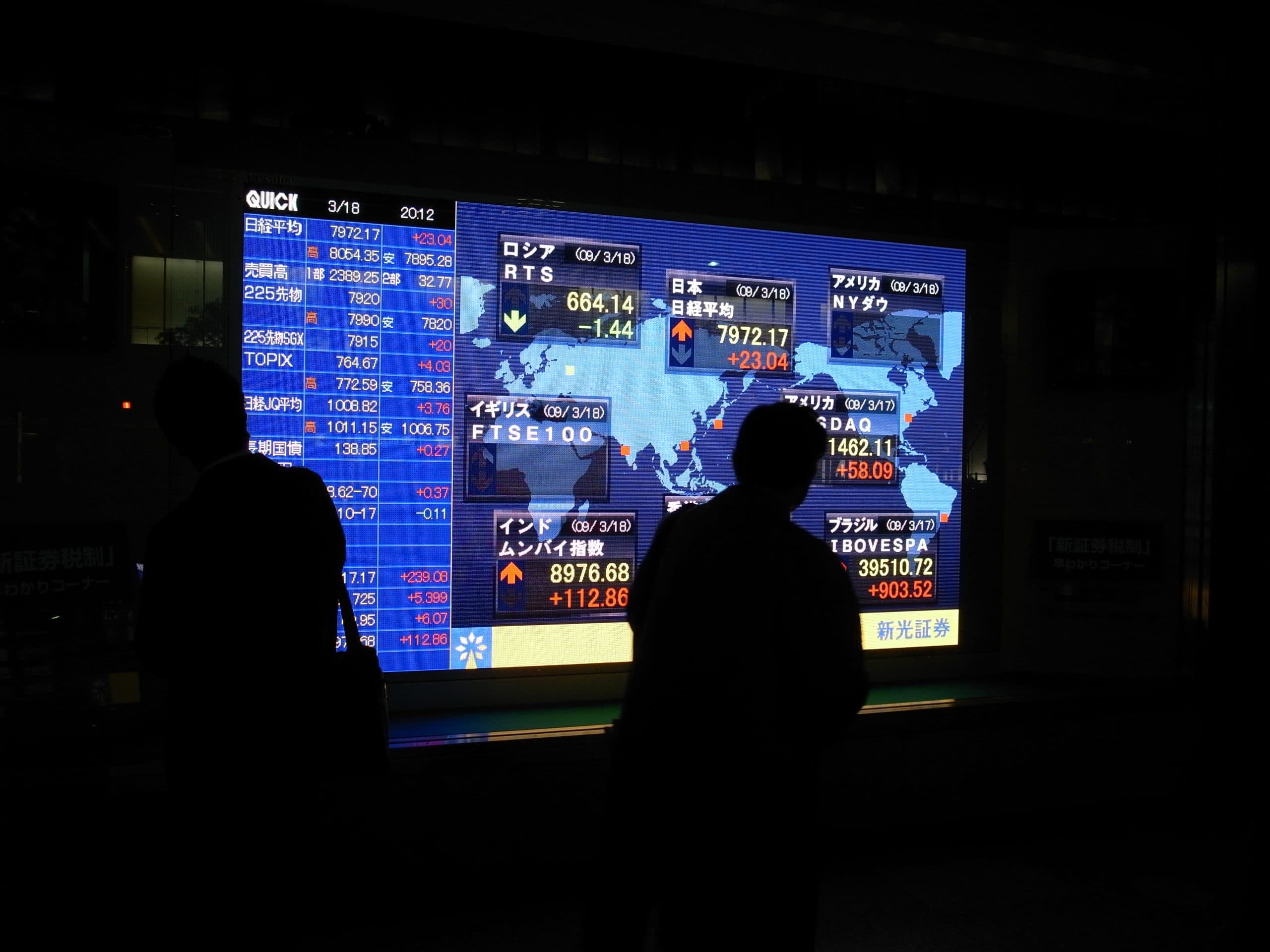 Elektronisk aktietavla nära Yaesu-sidan av Tokyo Station.