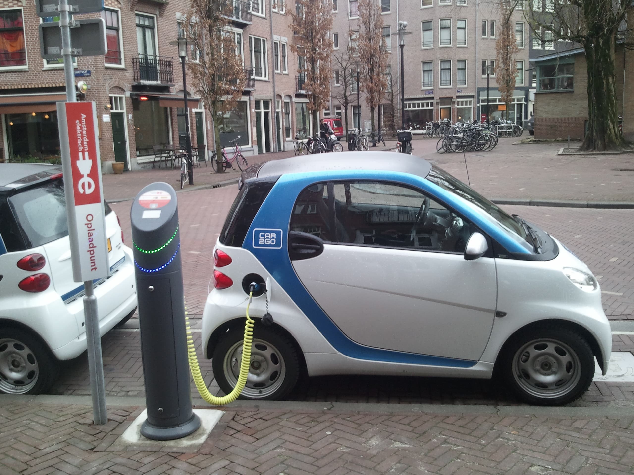 En elbil laddas vid en laddstation i Amsterdam.