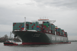 Ett containerfartyg från China Shipping Line i Hamburgs hamn.
