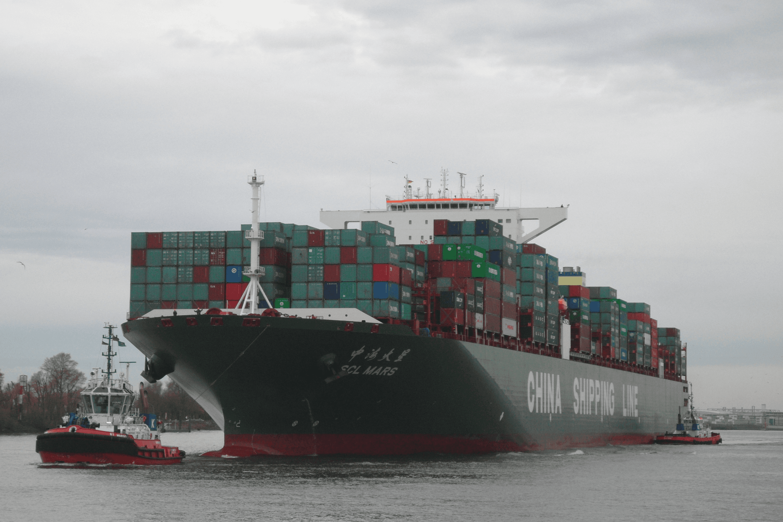 Ett containerfartyg från China Shipping Line i Hamburgs hamn.