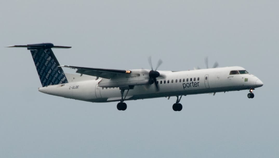 Ett Porter Airlines Q-400 flygplan i luften.