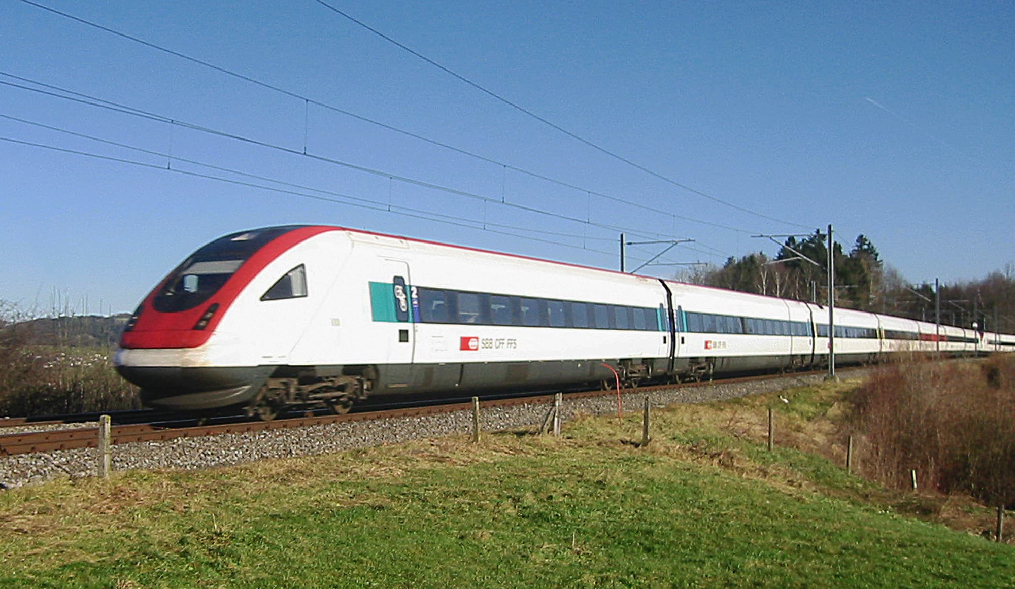 Ett snabbtåg från SBB på en järnväg.