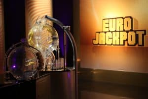 Eurojackpot-maskin och logotyp i en studio.