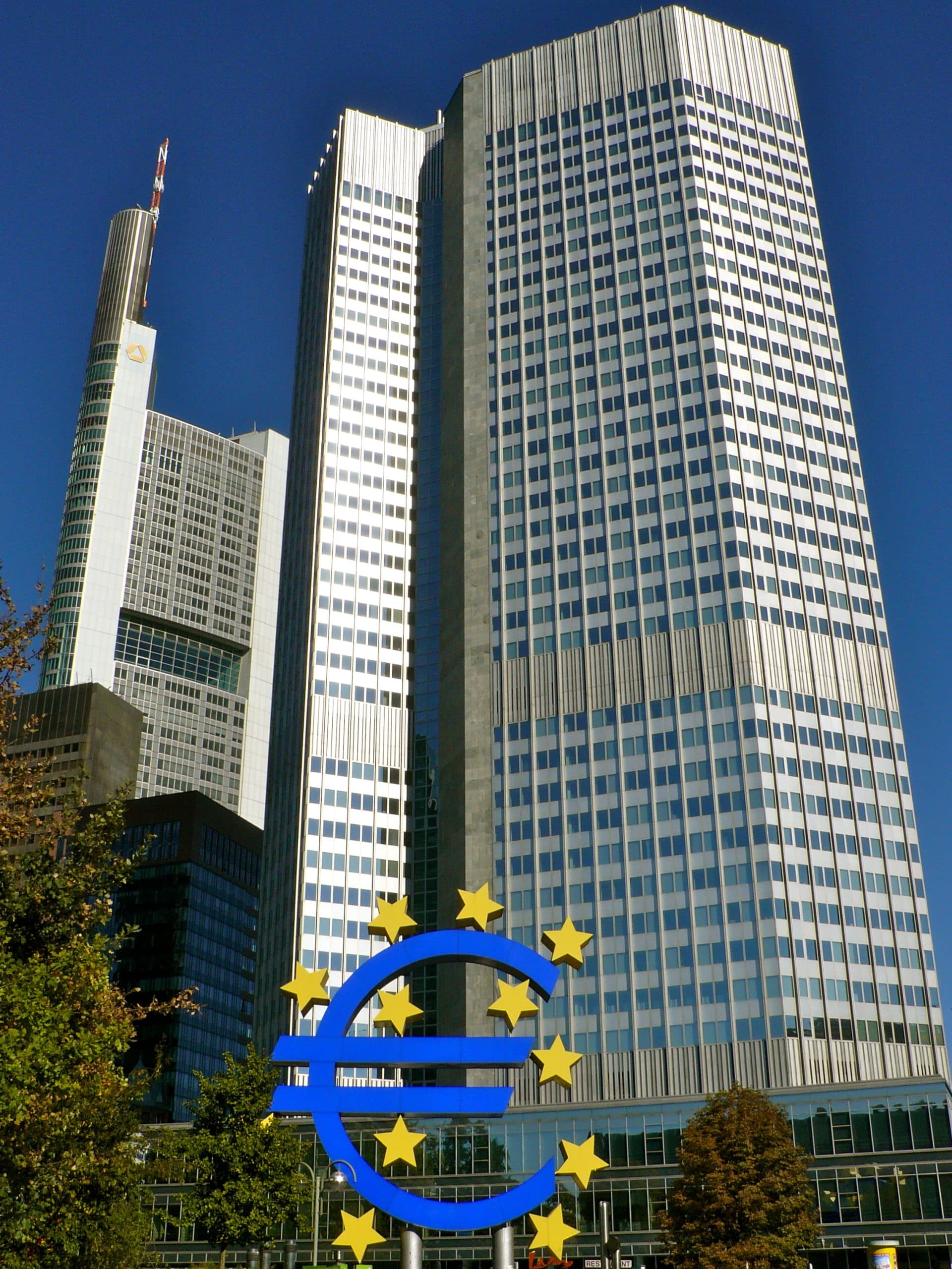 Europeiska centralbankens byggnad med euro-symbolen i förgrunden.