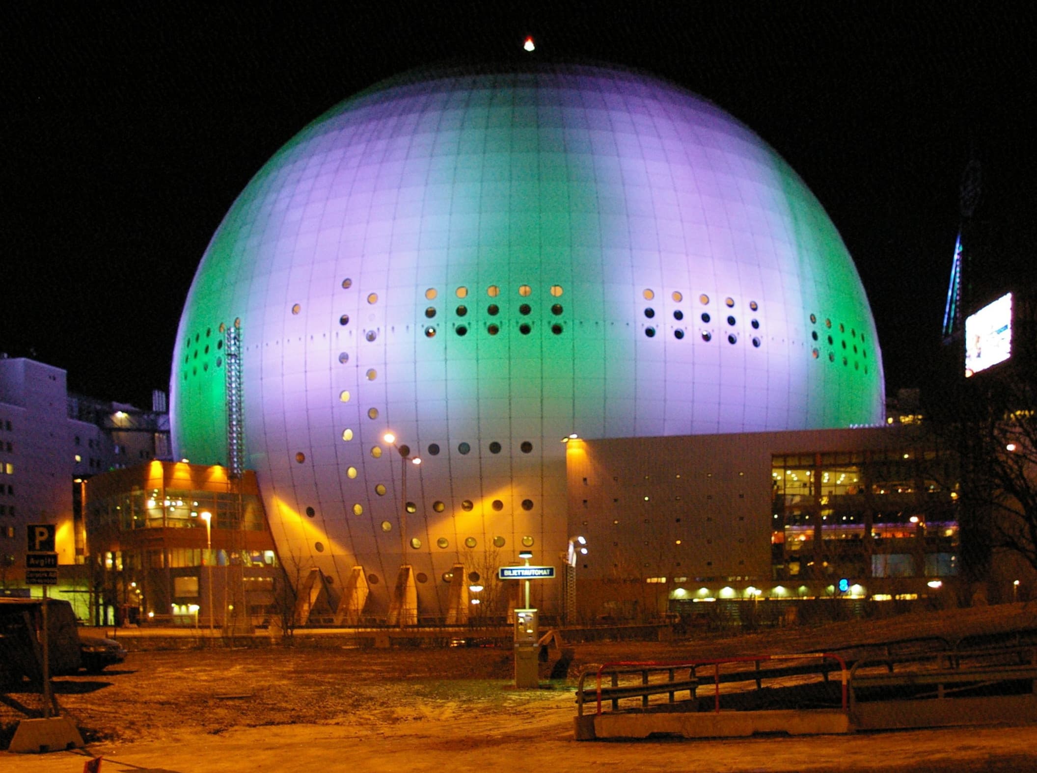 Globen i Stockholm upplyst på natten.