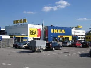 Ikea-varuhus i Älmhult med bilar parkerade framför.