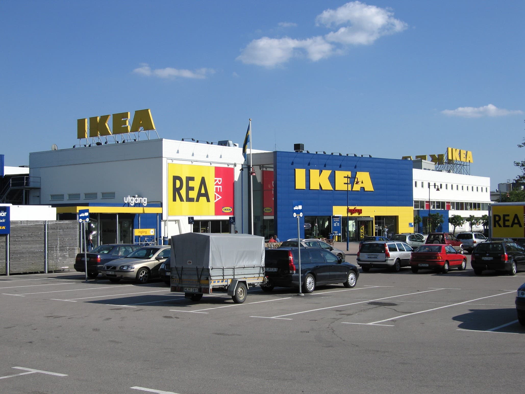 Ikea-varuhus i Älmhult med bilar parkerade framför.