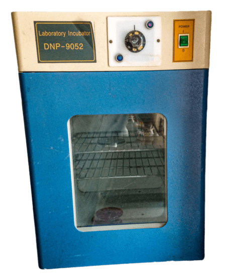 Laboratorieinkubator med kontrollpanel och glasdörr.