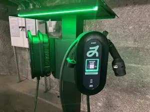 Laddstation för elbilar i ett underjordiskt garage.