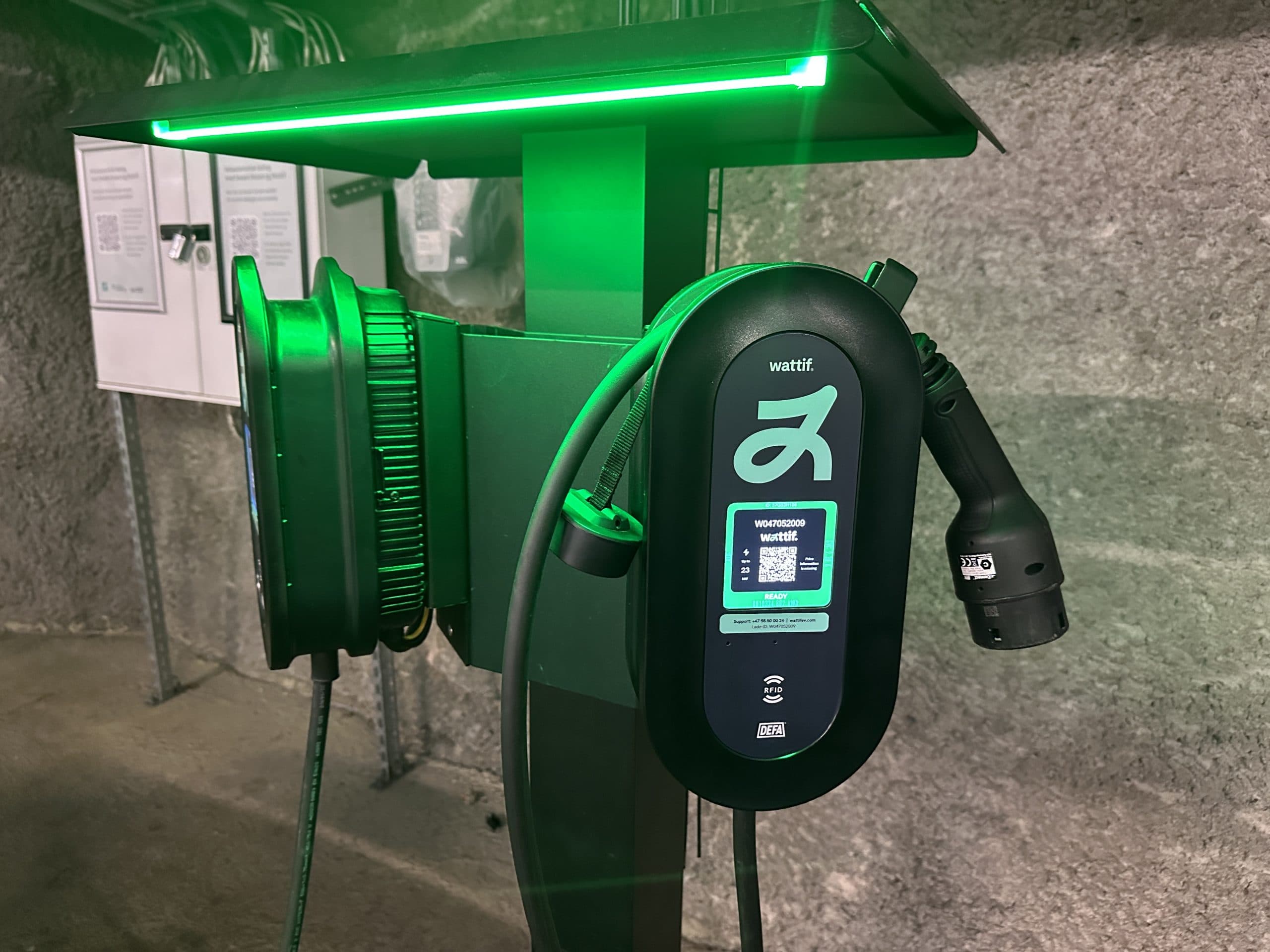 Laddstation för elbilar i ett underjordiskt garage.