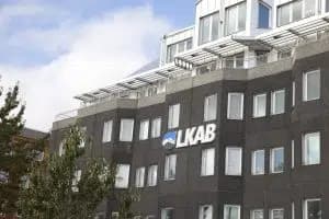 LKAB:s huvudkontor med företagets logotyp på byggnaden.