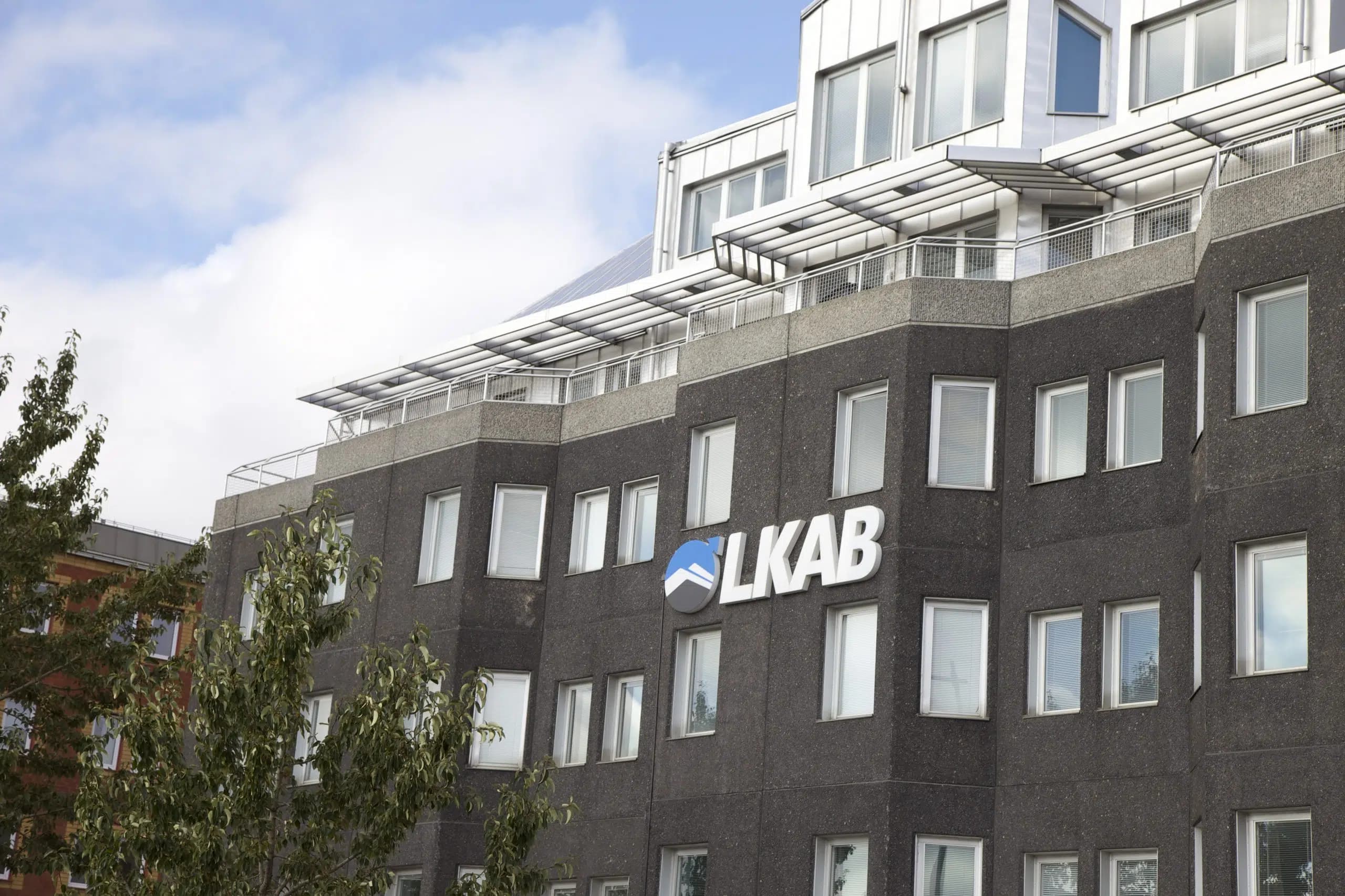 LKAB:s huvudkontor med företagets logotyp på byggnaden.