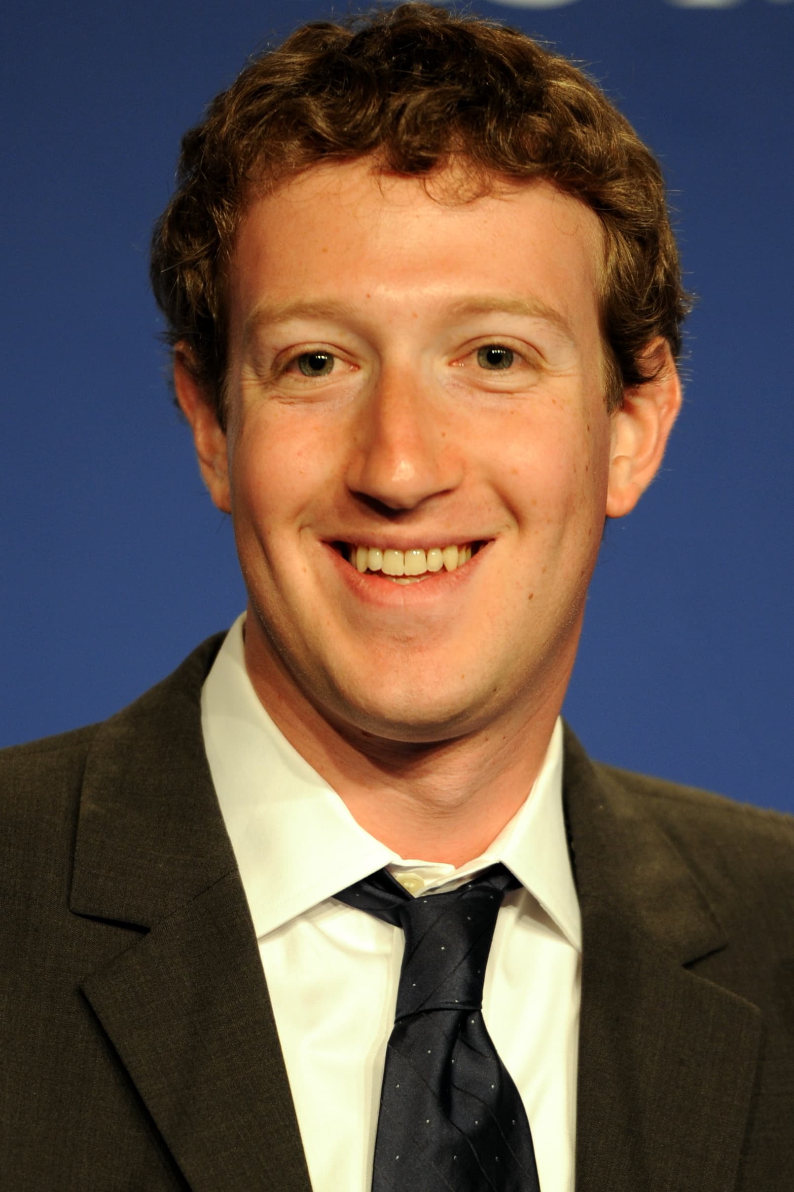 Mark Zuckerberg i kostym vid ett evenemang.