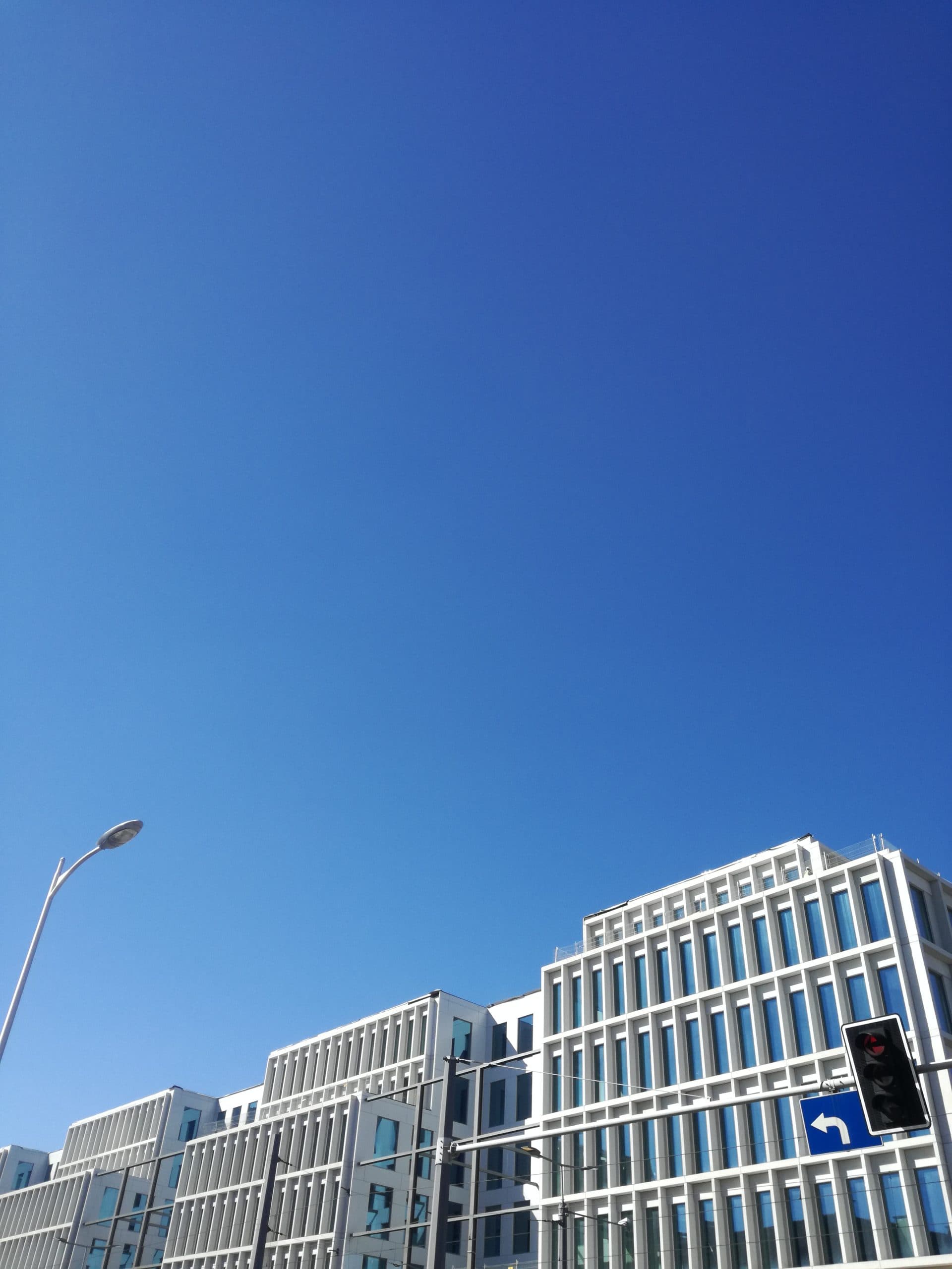 Modern byggnad med blå himmel i bakgrunden.