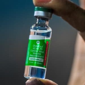 Närbild av en flaska med AstraZenecas vaccin.