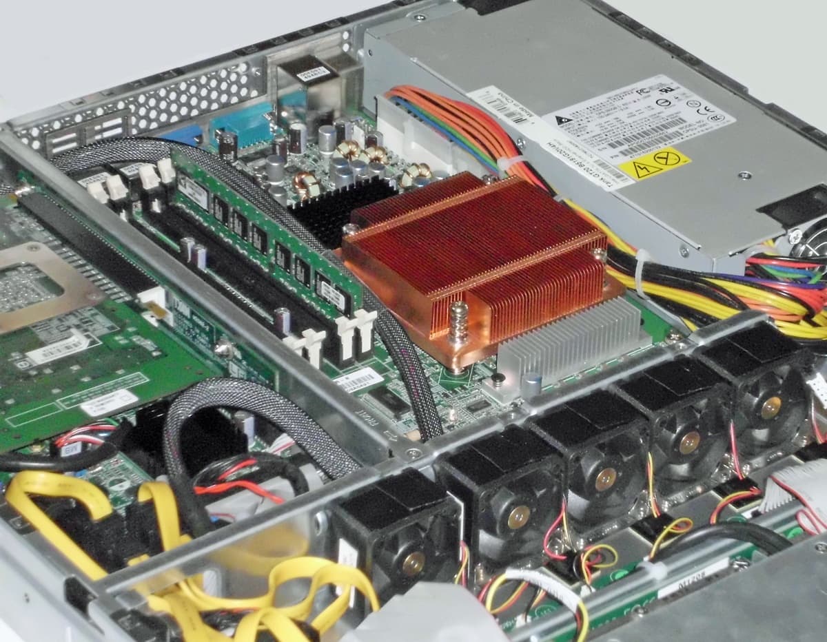 Närbild av ett serverkylsystem med fläkt och värmespridare.