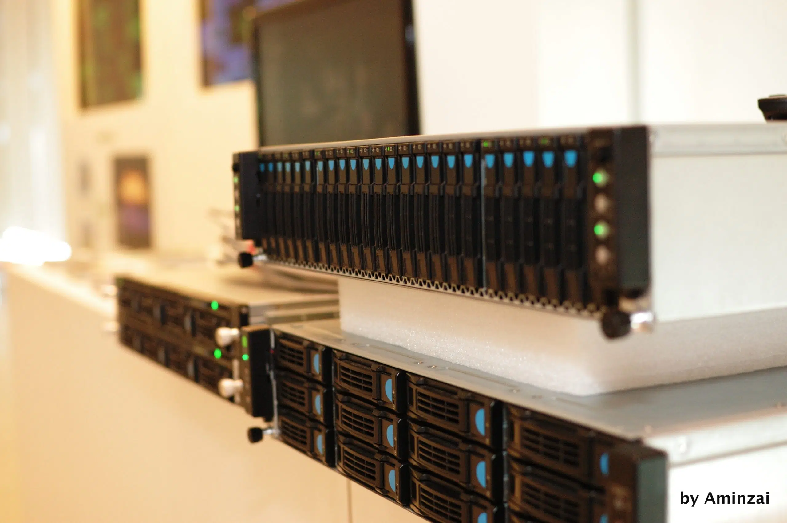 Närbild av servrar i ett datacenter.