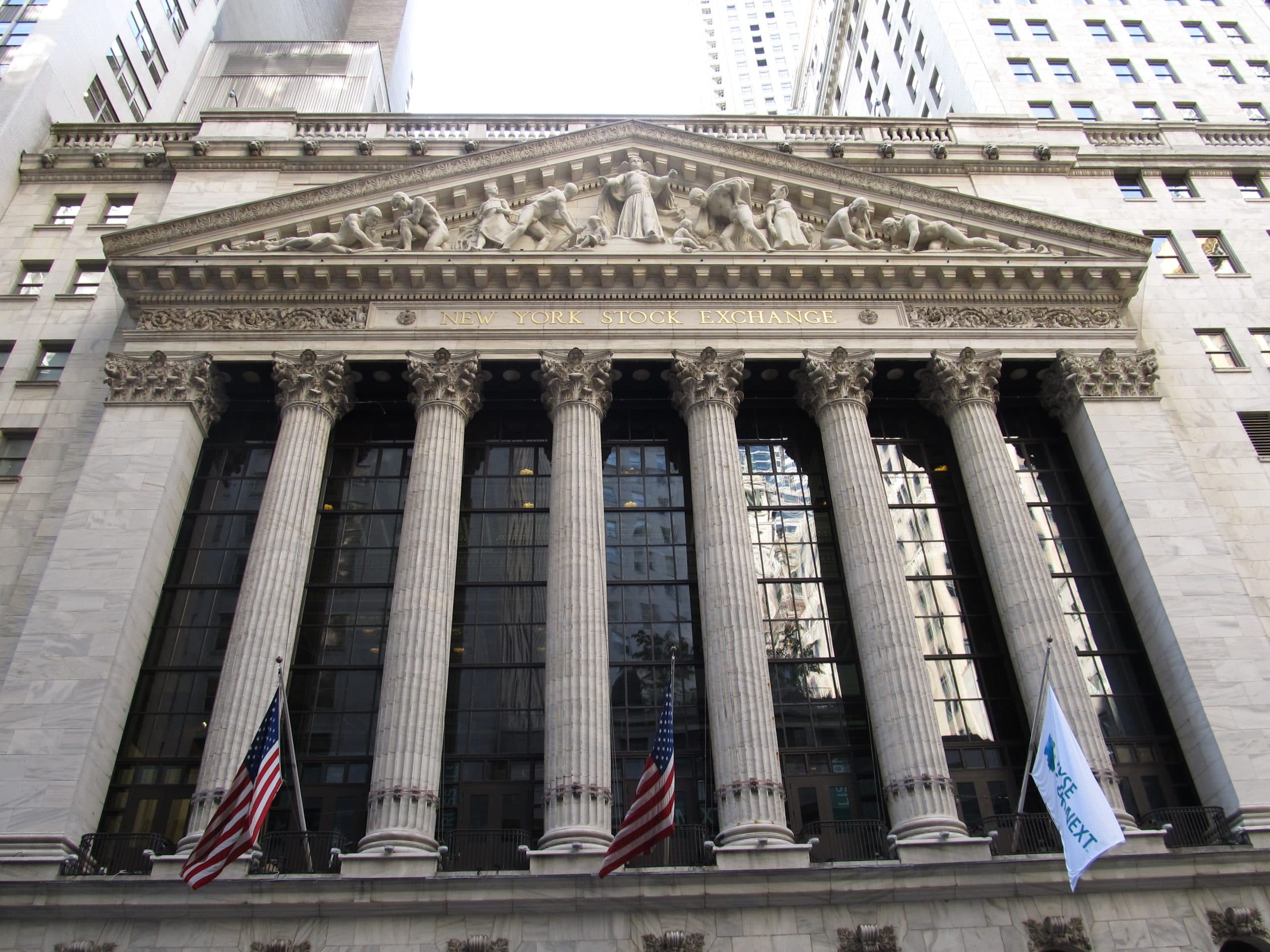 New York Stock Exchange-byggnaden med amerikanska flaggor.