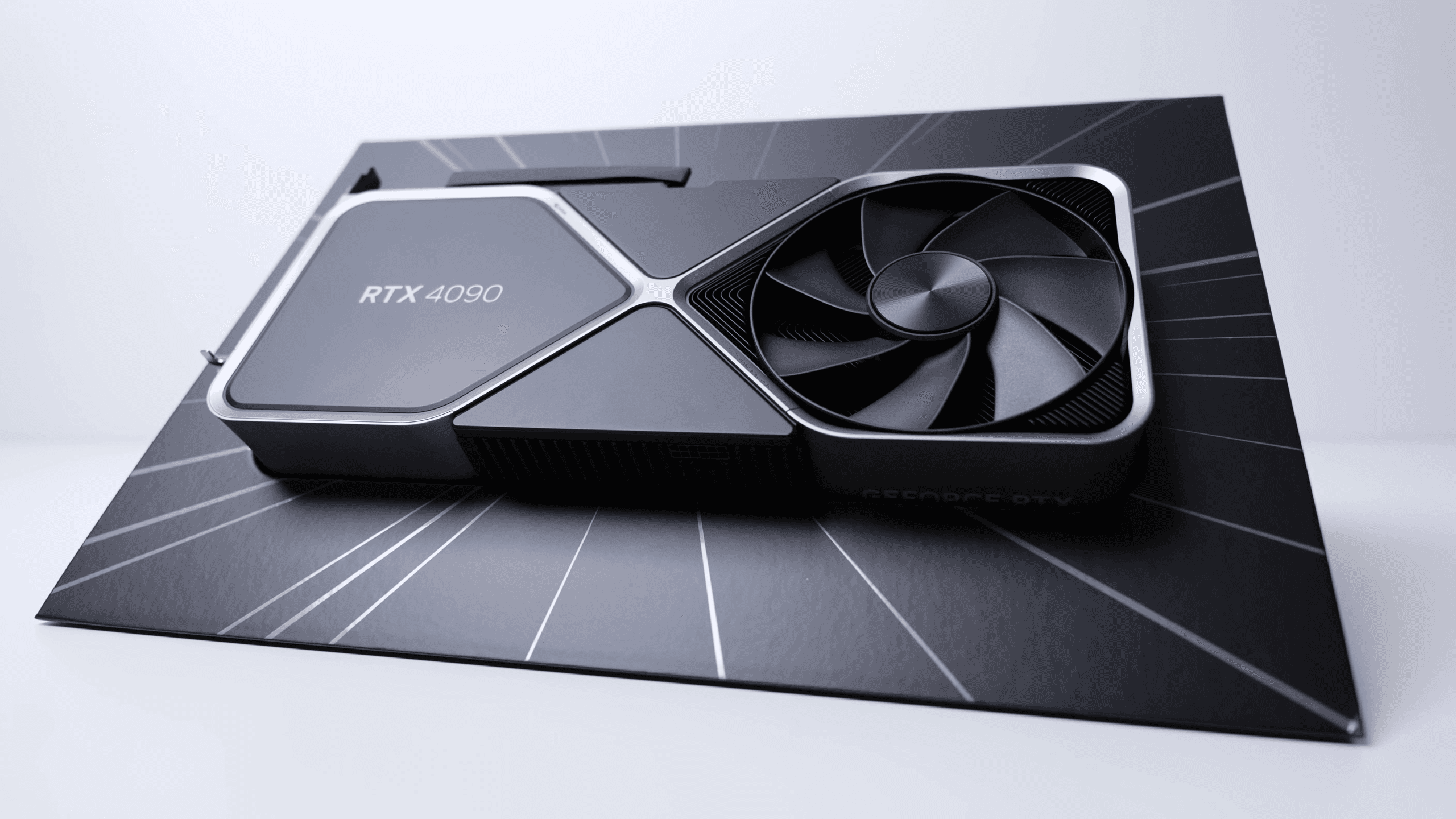 NVIDIA RTX 4090 grafikkort på en svart bakgrund.