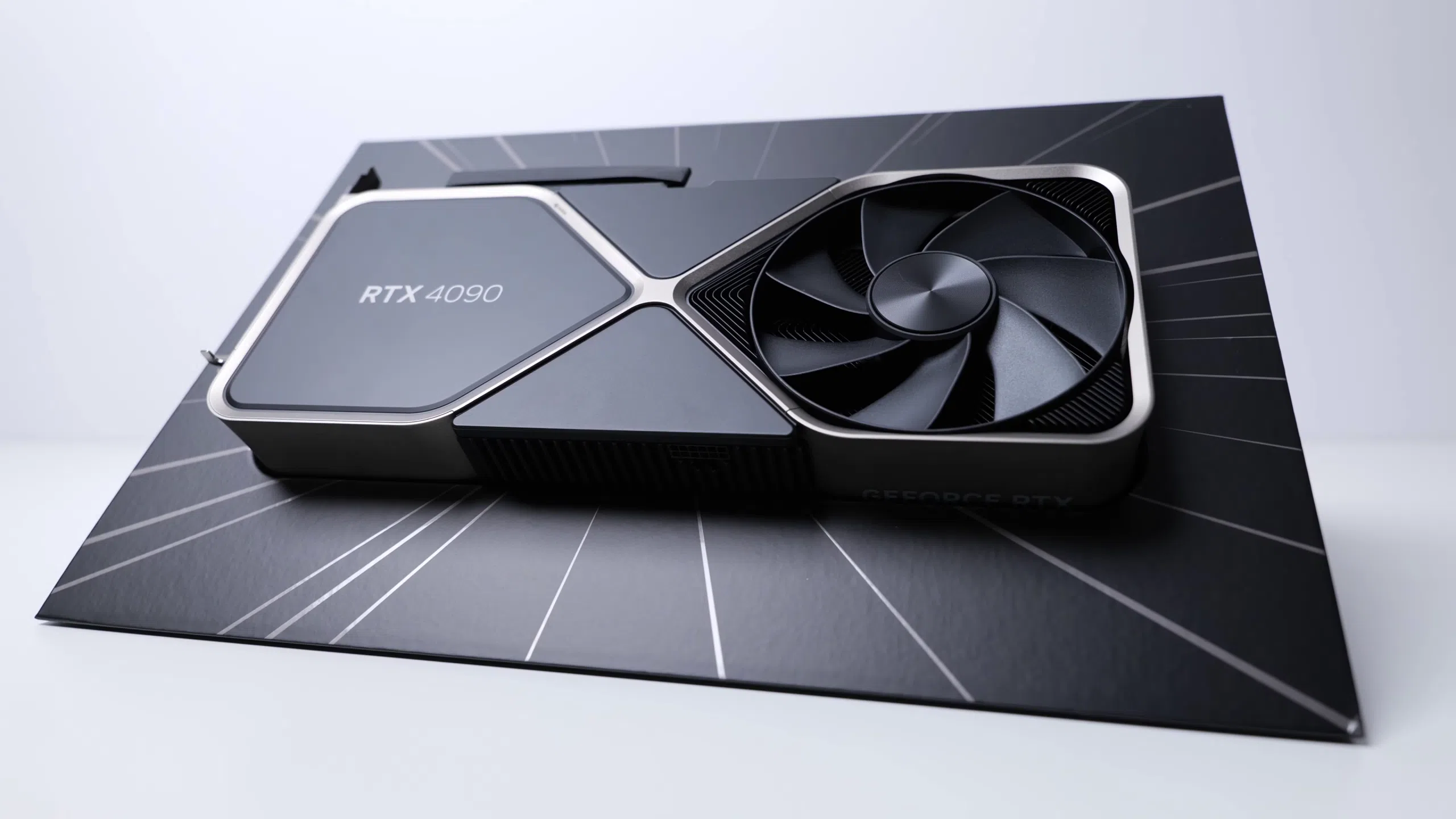 NVIDIA RTX 4090 grafikkort på en svart bakgrund.