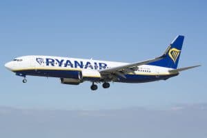 Ryanair Boeing 737-800 flygplan i luften.