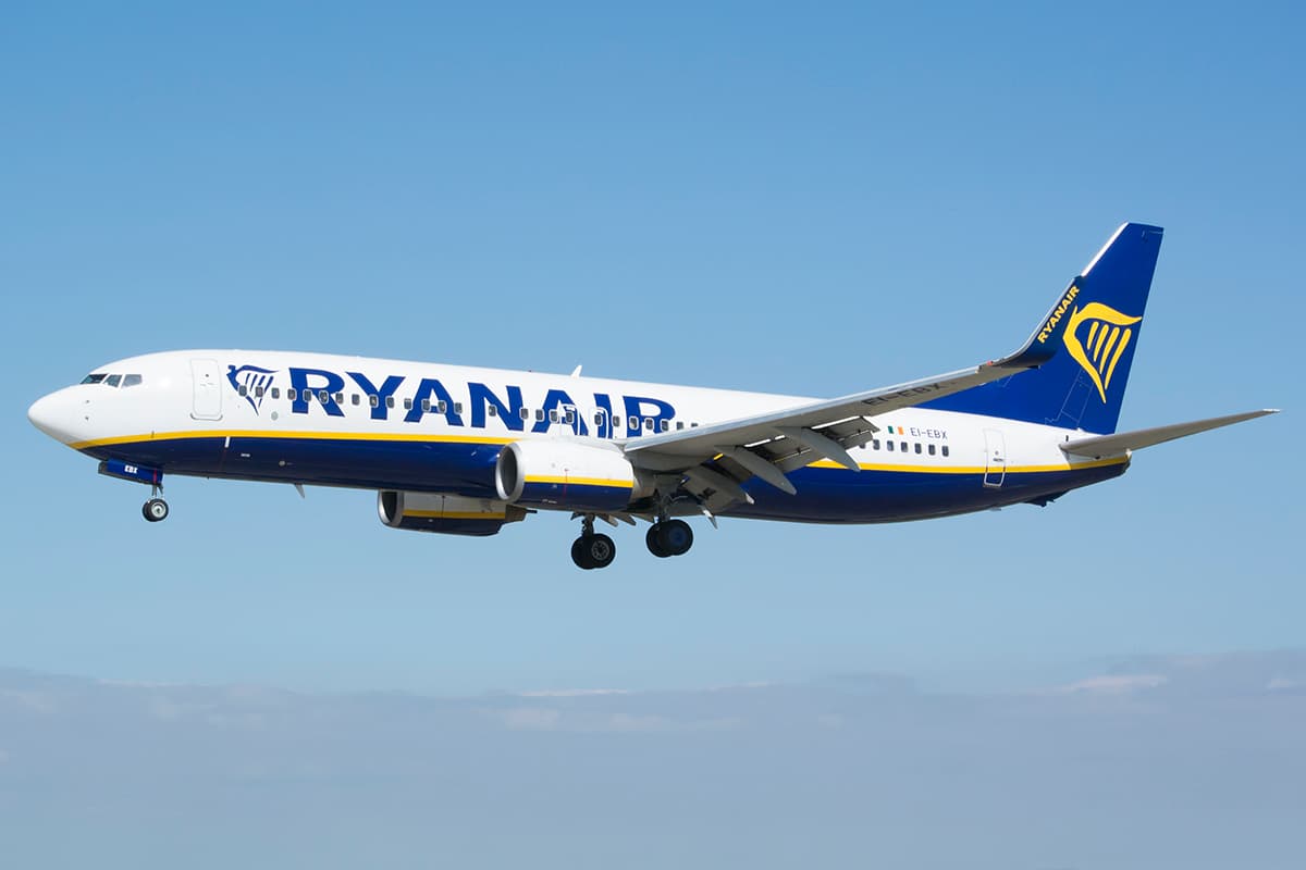Ryanair Boeing 737-800 flygplan i luften.