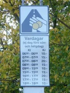 Skylt med information om trängselskatt i Stockholm.