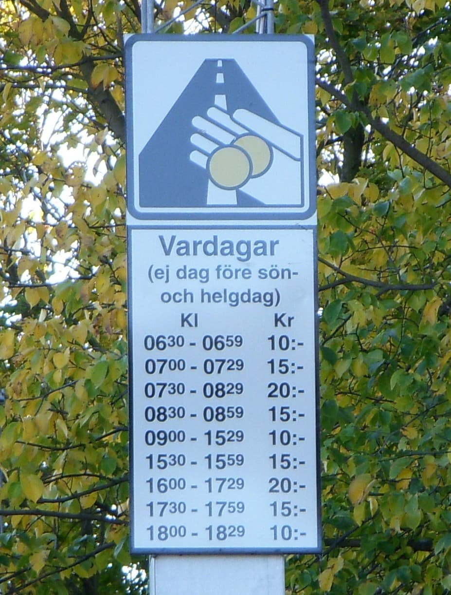 Skylt med information om trängselskatt i Stockholm.